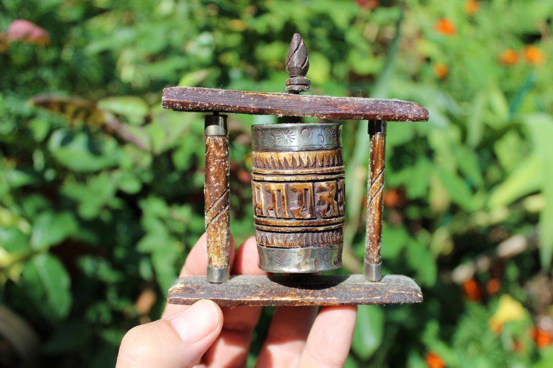 Buddhist Antique Carved Yak bone Praying silver wheel: Buddhist Antique Carved Yak bone Praying wheel with silver top and bottom;Height: 4 inches = 10 cm; Weight: 124.92 g;Condition: used, silver was not tested for purity