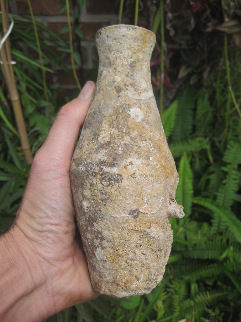 Chinese Pottery Jar with corals, shipwreck, 1752 (1 of 10)