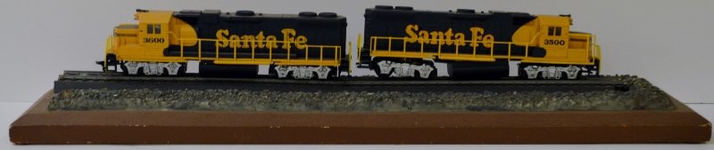 2 Santa Fe 3600 & 3500 HO scale locomotives in great sh: 2 Santa Fe 3600 & 3500 HO scale locomotives in great shape.