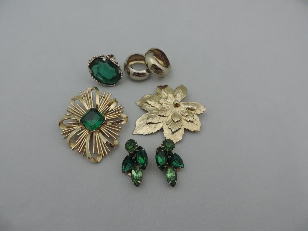 Trifari Gold and Emerald Green lot: TRIFARI GOLD AND EMERALD BROOCH WITH GOLD AND EMERALD VINTAGE JEWELRY