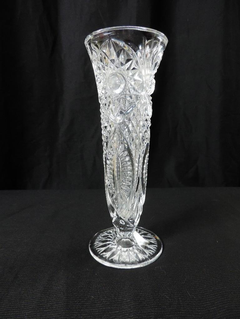 GLASS CUT VASE: GLASS CUT ROSE VASE