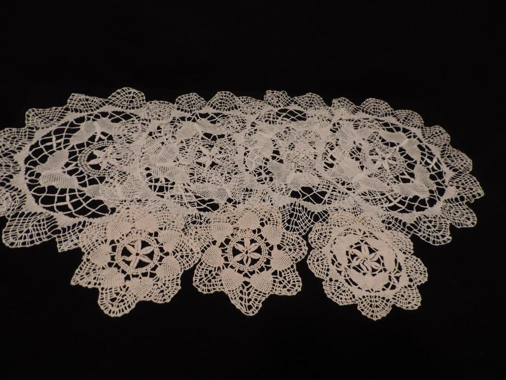 A GROUP OF LARGE LACE DOILIES: LARGE DOILIES