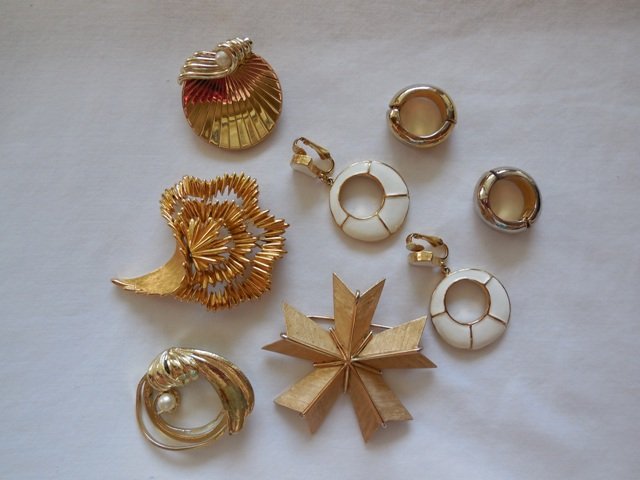 SIGNED GROUP OF VINTAGE BROOCHES AND EAR CLIPS: 4 BROOCHES AND 2 EAR CLIP PAIRS. TRIFARI, MARBOUX, D.G. ONE BROOCH UNSIGNED AND HAS OBVIOUS WEAR ON THE FRONT SIDE.