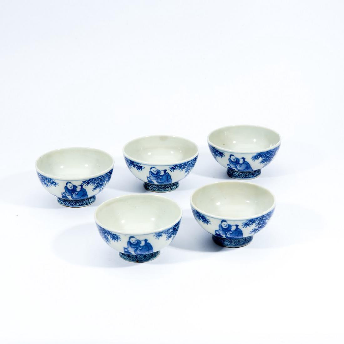 A Set of Five Carved Blue and White Tea Bowls: 青花人物茶盌 一套五件底款：香山精製H4.5cm，D8.5cmFor detailed description, please refer to t