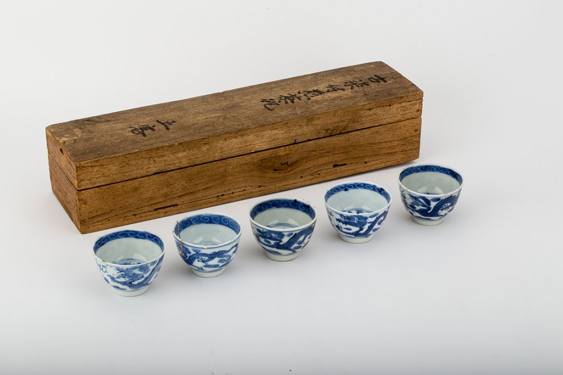A SET OF BLUE AND WHITE TEA CUPS, QING DYNASTY: 清 龍鳳青花杯五客 杯｜清代，徑5.5公分，高3.5公分 五客青花