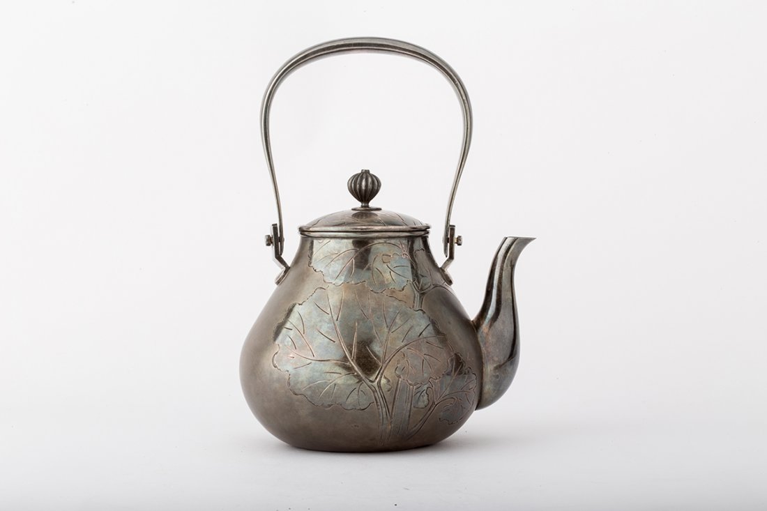 JAPANESE SILVER TEAPOT: 秋田竹菊造 葉紋日本純銀壺 銀 壺 | 寬14公分，高12公分，重347