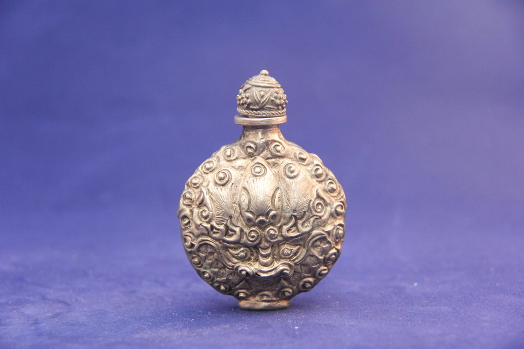Silver plated sunff bottle: old silver plated snuff bottle H:2.5"