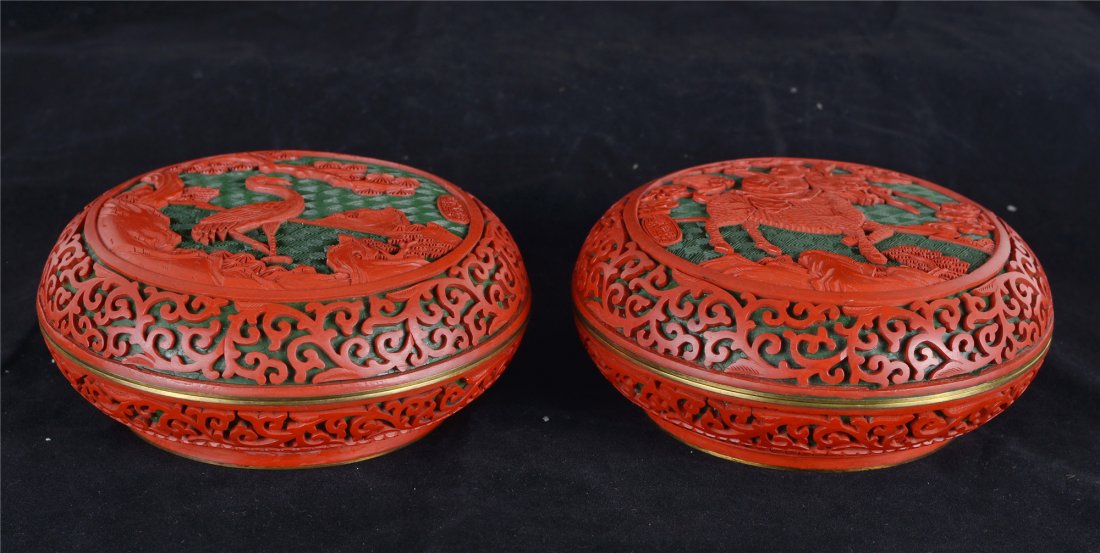PAIR OF CINNABAR LACQUER BOXES WITH COVER: 62祥和纹铜胎漆雕盖盒一对 PAIR OF CINNABAR LACQUER BOXES WITH COVER HEIGHT: 6.5 CM DIAMETER: 15.5 CM ESTIMATE: $500-800