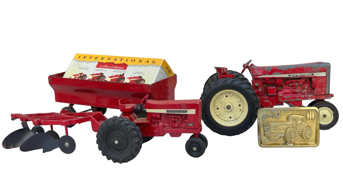 SET OF 4 VINTAGE ERTL TOY TRACTOR AND LIMITED EDITION BUCKLE SUPER NUMBER (1 of 10)