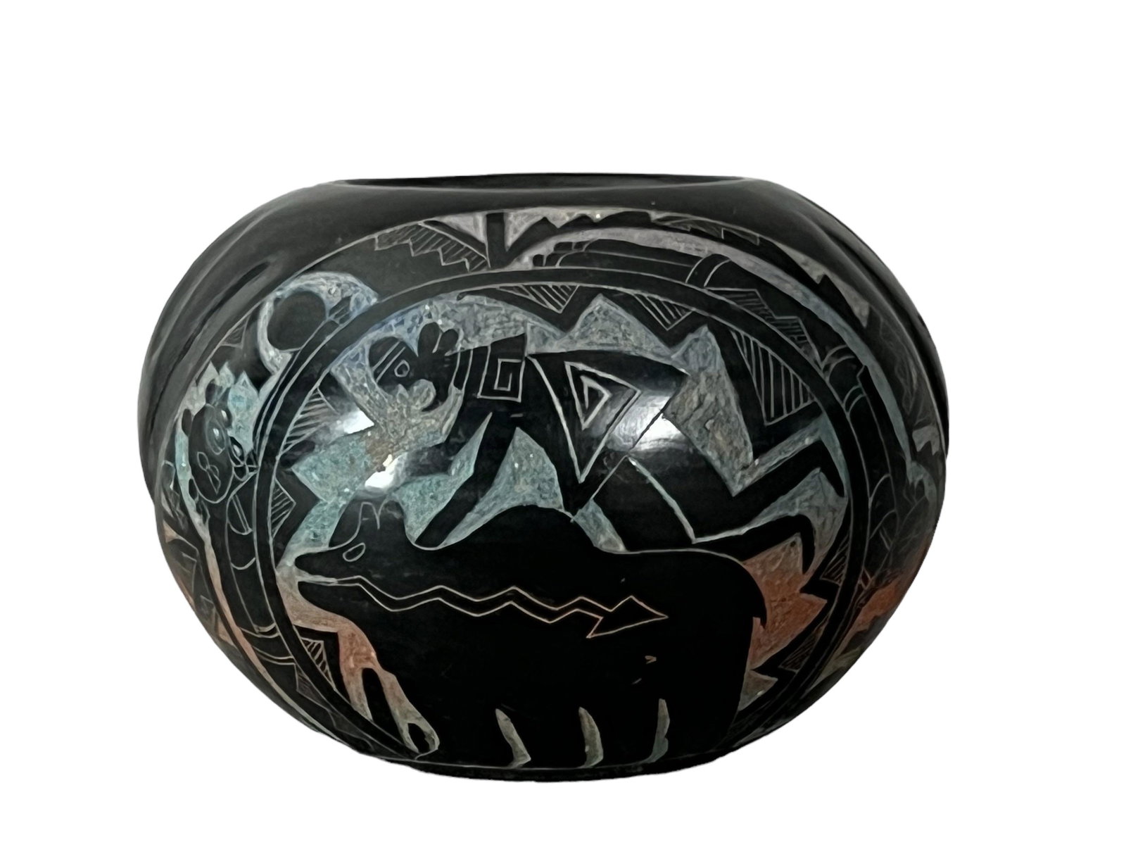 Native American Indian New Mexico Blackware signed pottery: Native American Indian New Mexico Blackware signed pottery 39 inches in diameter, 2.25 inches height.