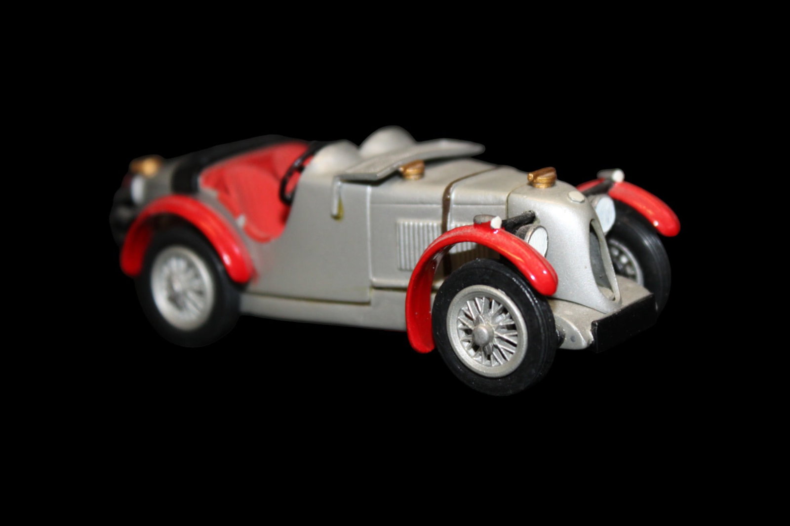 Vintage model car 1:43 silver red jaguar C-type Montlhery: PROVENANCE - John Michael Frankenheimer was an American film and television director known for social dramas and action/suspense films. Among his credits were Birdman of Alcatraz, The Manchurian Candi