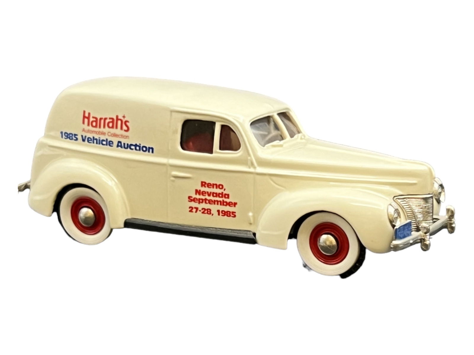 Vintage model car 1:43 white Ford sedan 1940 (1 of 4)