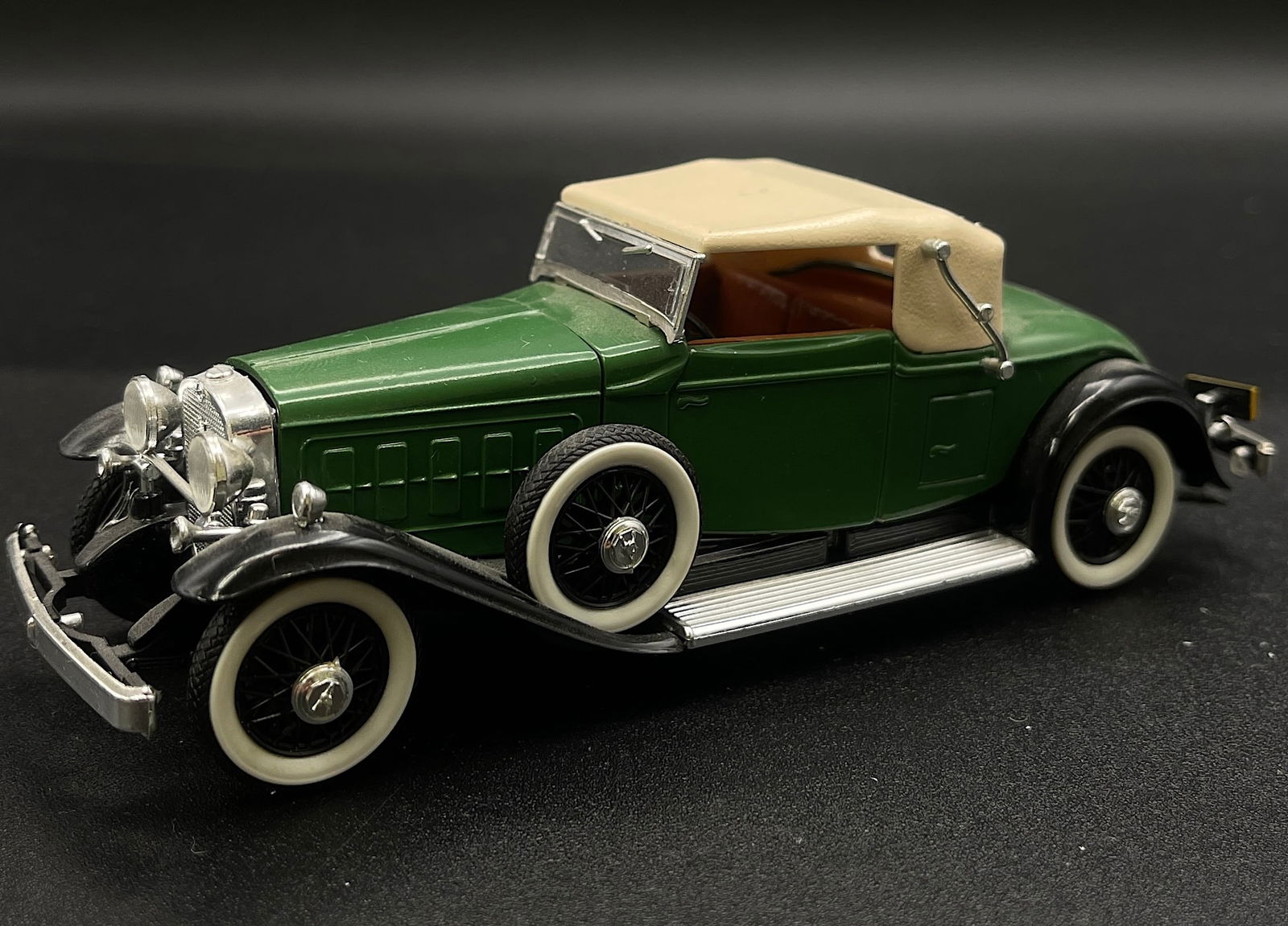 Vintage Model Car 1:43 Green Cadillac V-16 1931 - Rio (1 of 5)