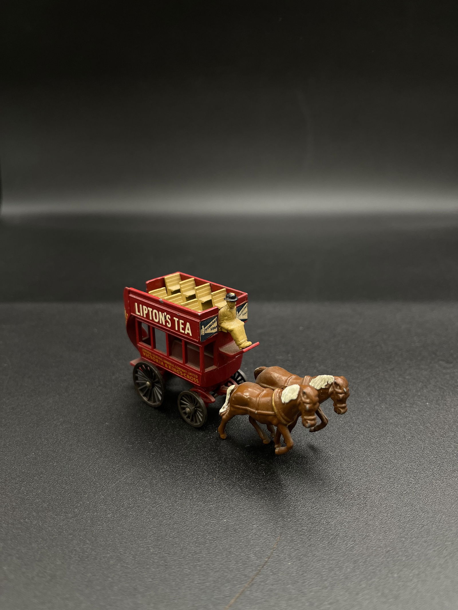 Vintage Model Car 1:43 Red Horse Drawn Carriage Lesney: Vintage Model Car 1:43 Red Horse Drawn Carriage Lesney