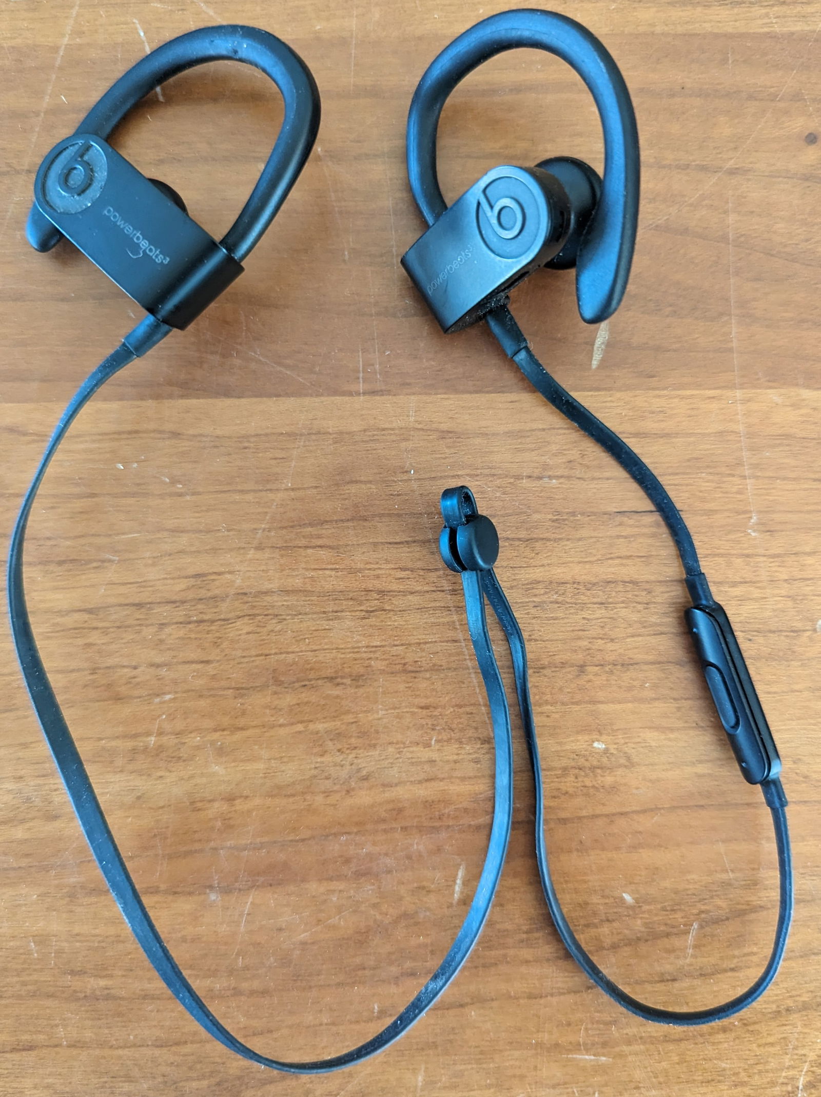 Beats PowerBeats 3 In ear headphones (1 of 2)