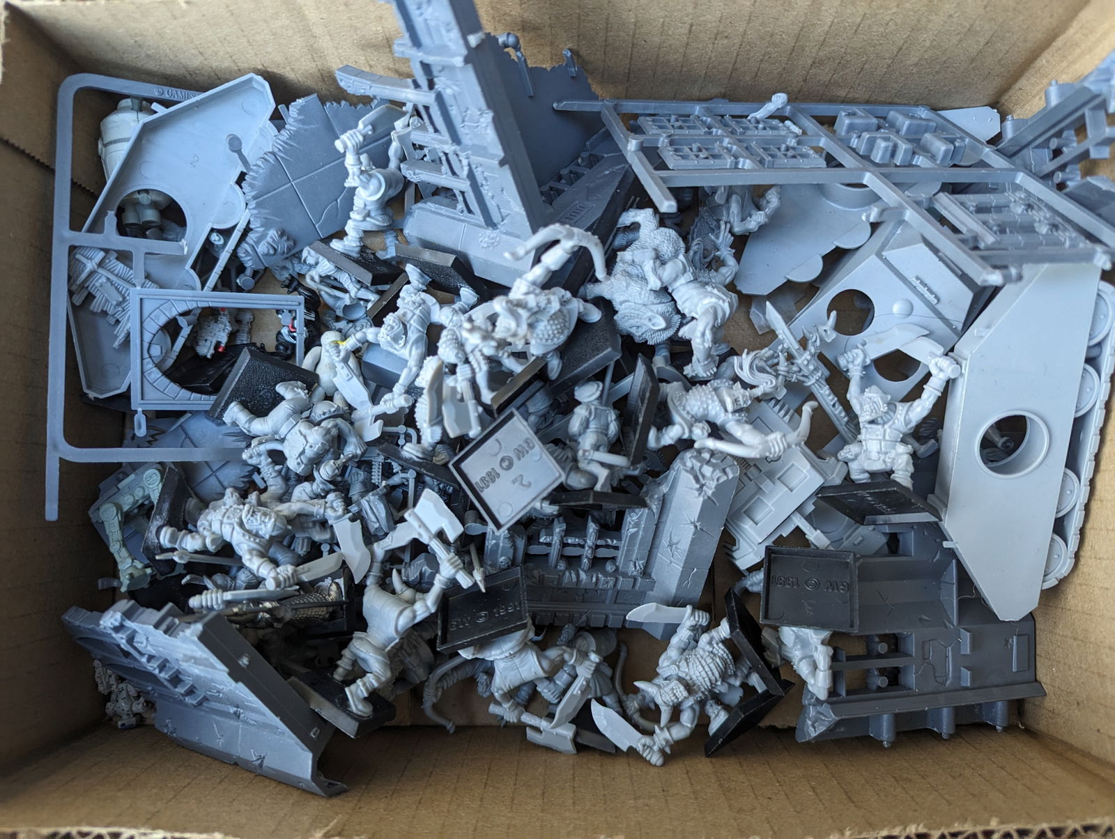 Assorted Games Workshop Warhammer 40000 figurines and set pieces (1 of 1)