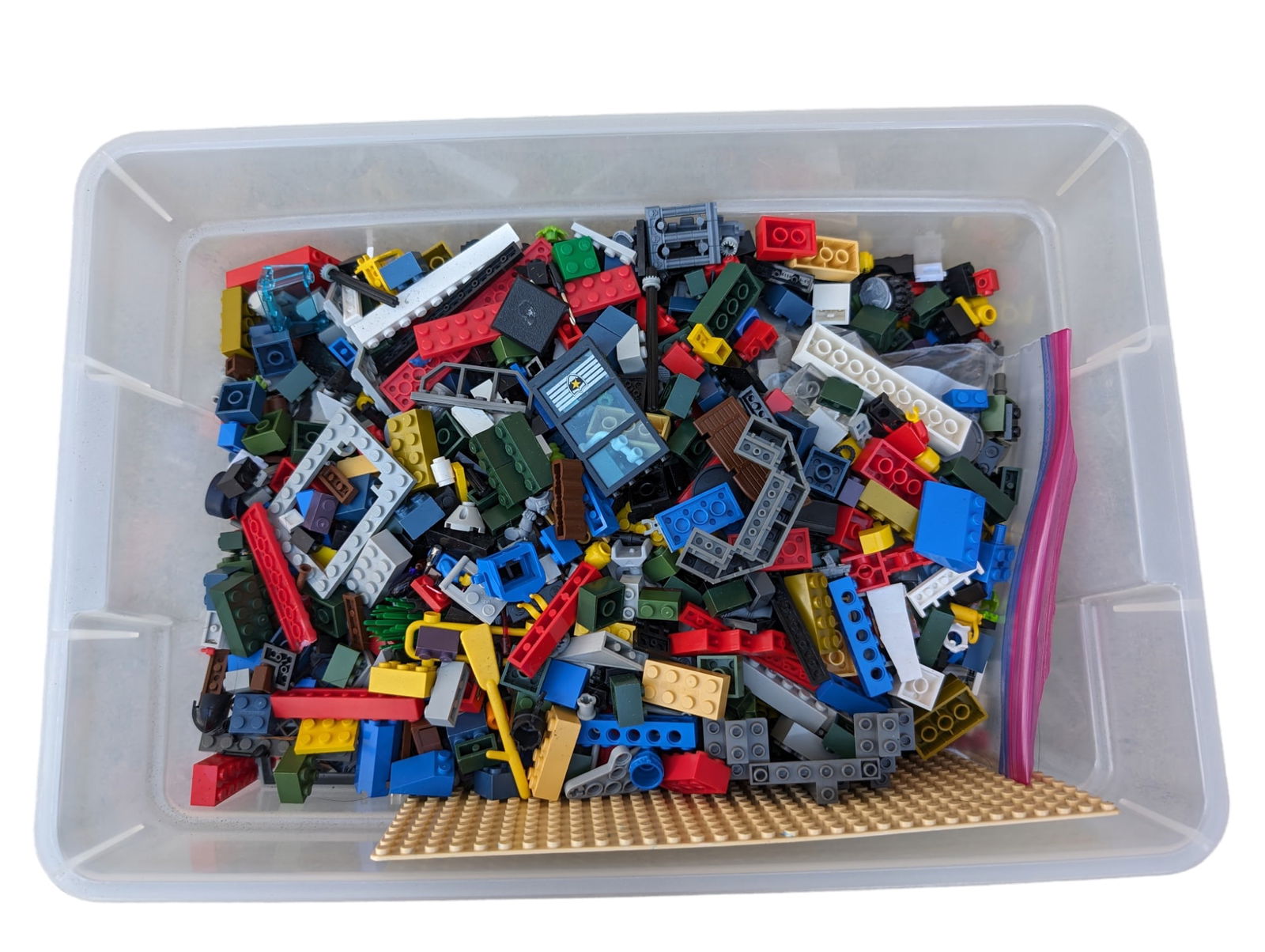 Tub of vintage Legos and Minifigures: Tub of vintage Legos and Minifigures