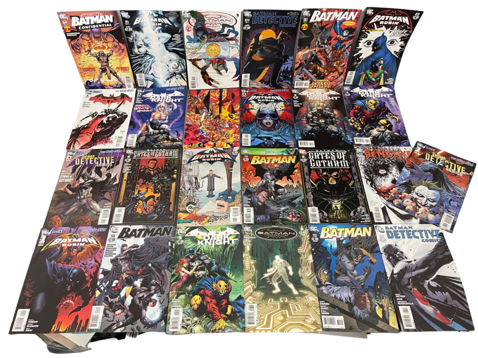 DC Batman & Batman and Robin Comic Book Collection Lot of 25 (1 of 11)