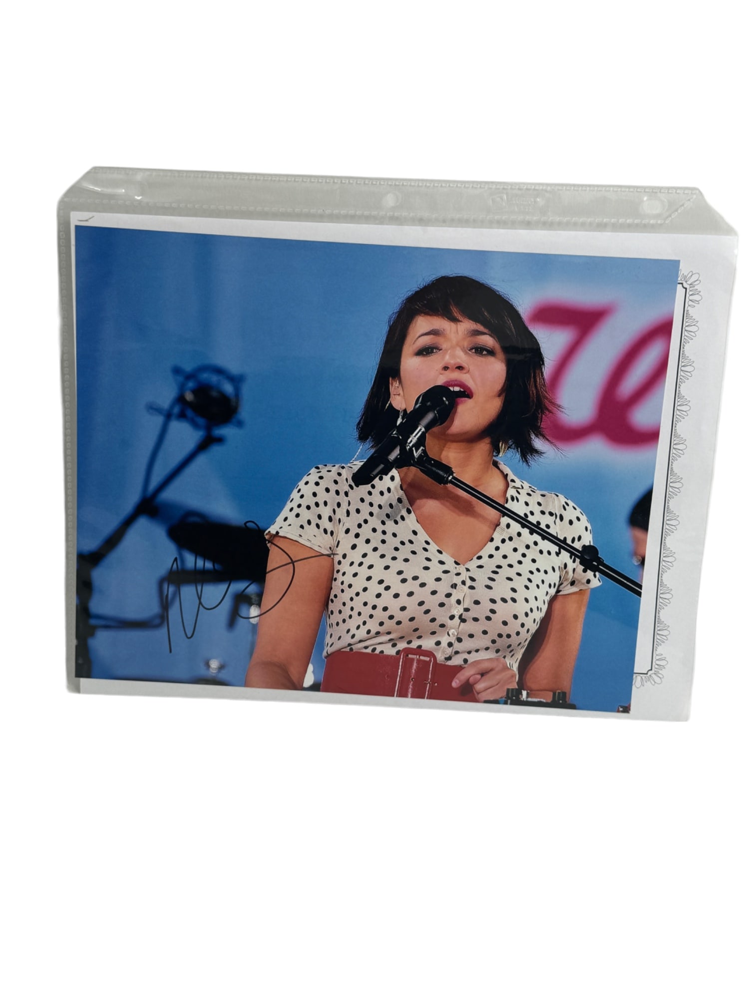 Singer Songwriter Norah Jones signed photo with COA: Singer Songwriter Norah Jones signed photo. 8x10 inches