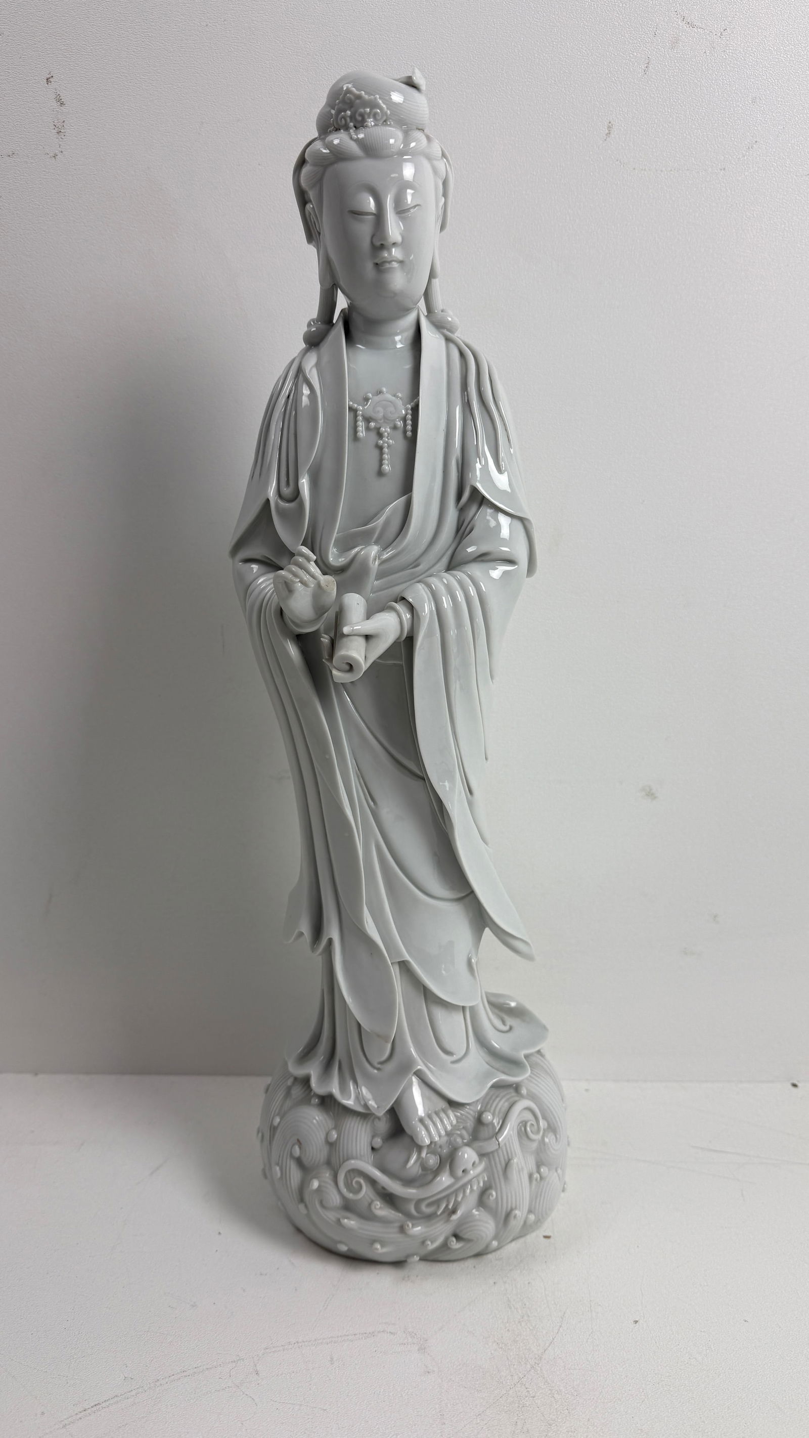 ANTIQUE CHINESE A LARGE DEHUA FIGURE OF GUANYIN (1 of 20)