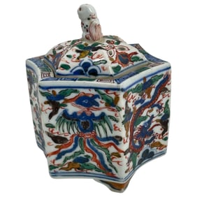 Chinese Porcelain Wucai Dragon Octagonal Box and Cover Wanli Mark