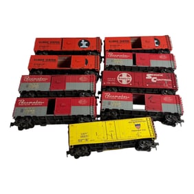 Lot of 10 Vintage O Scale Train Boxcars