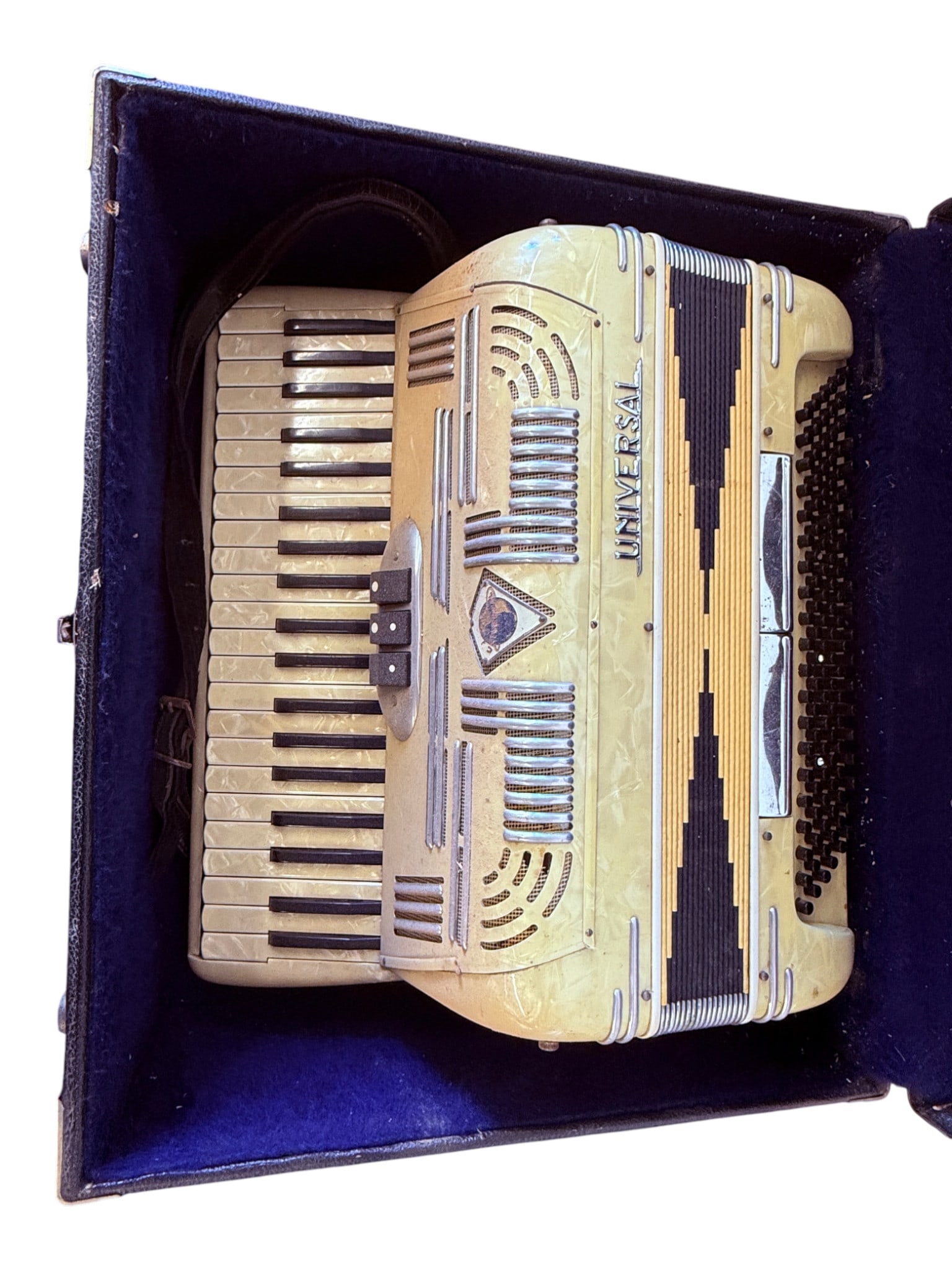 Universal Piano Accordion in Case (1 of 6)