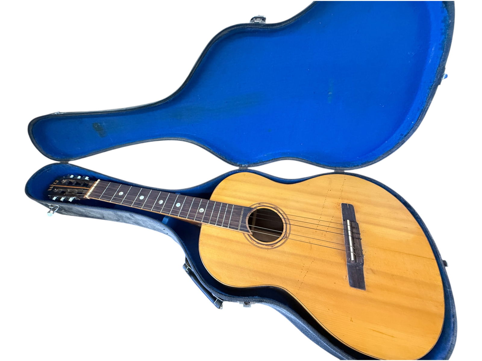 Classical Acoustic Guitar in Case (1 of 5)