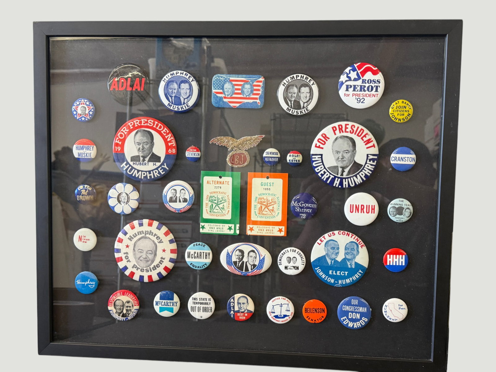 Framed Collection 35+ Vintage American Political Campaign Buttons & Badges 1950s-1990s (1 of 2)