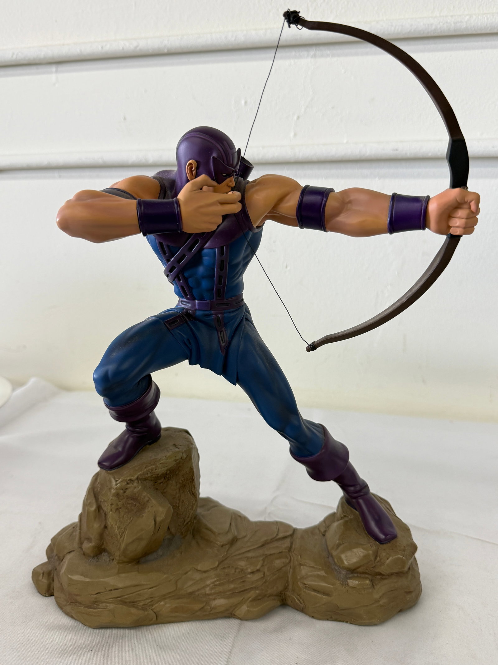 Hawkeye Marvel Hard Hero Limited Edition Cold-Cast Porcelain Statue #176/1000 (1 of 5)