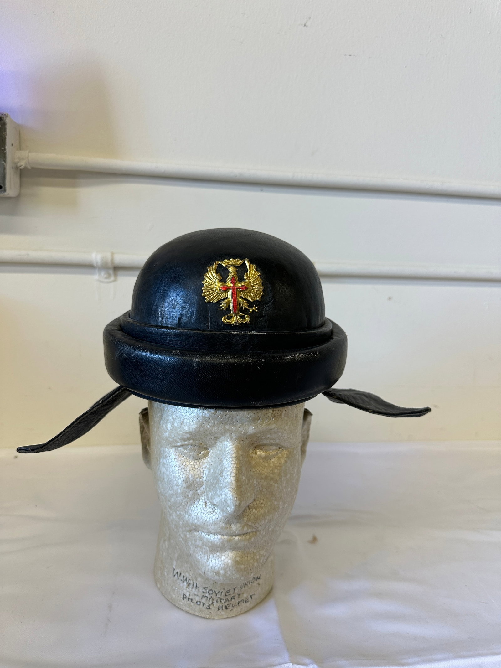 WWII Spanish Aviation Leather Pilot Helmet with Eagle & Cross Badge (1 of 5)