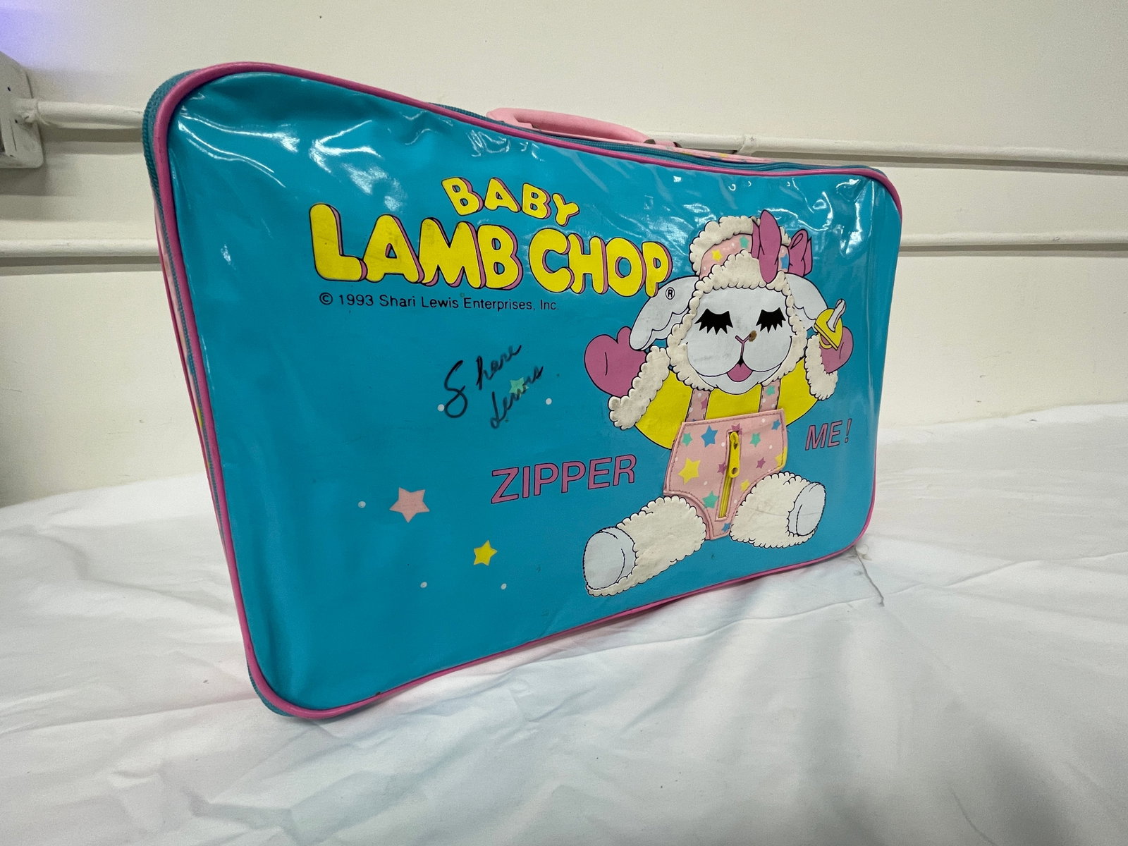 1993 Shari Lewis Signed Baby Lamb Chop Vinyl Suitcase (1 of 10)