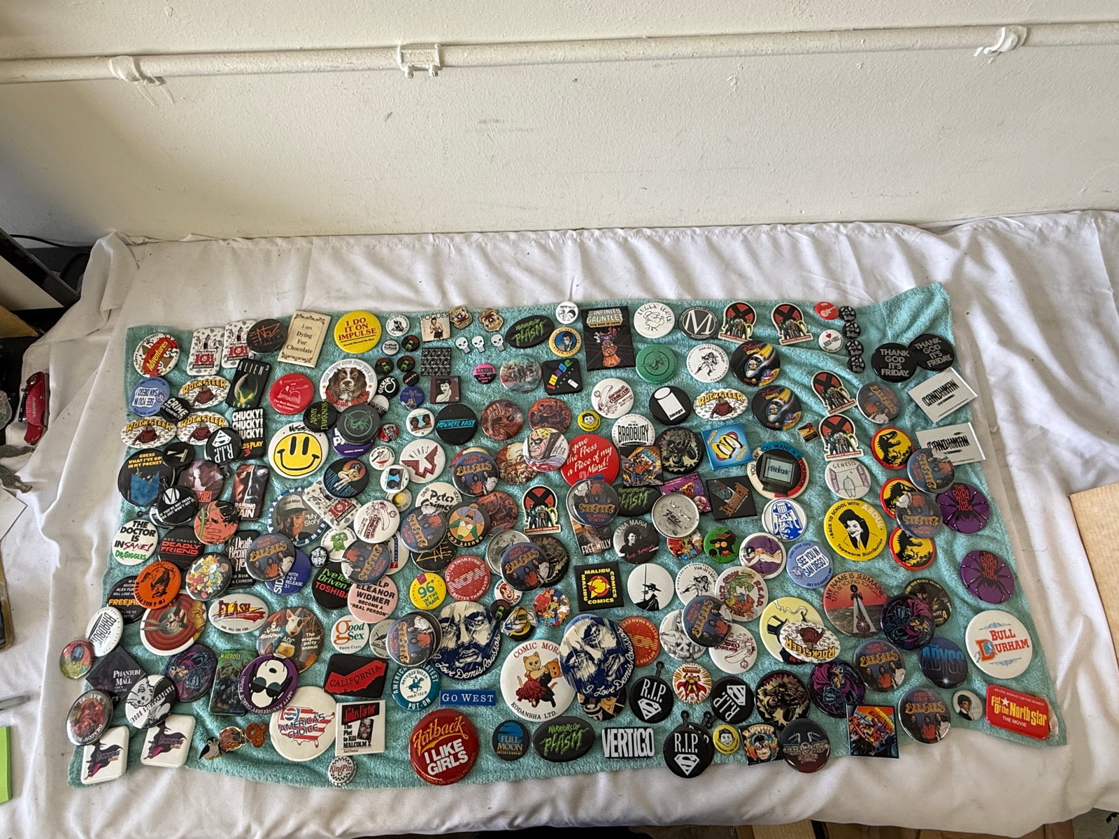 Large Collection 200+ Vintage Pin-Back Buttons Movies Music Comics 1980s-1990s (1 of 3)