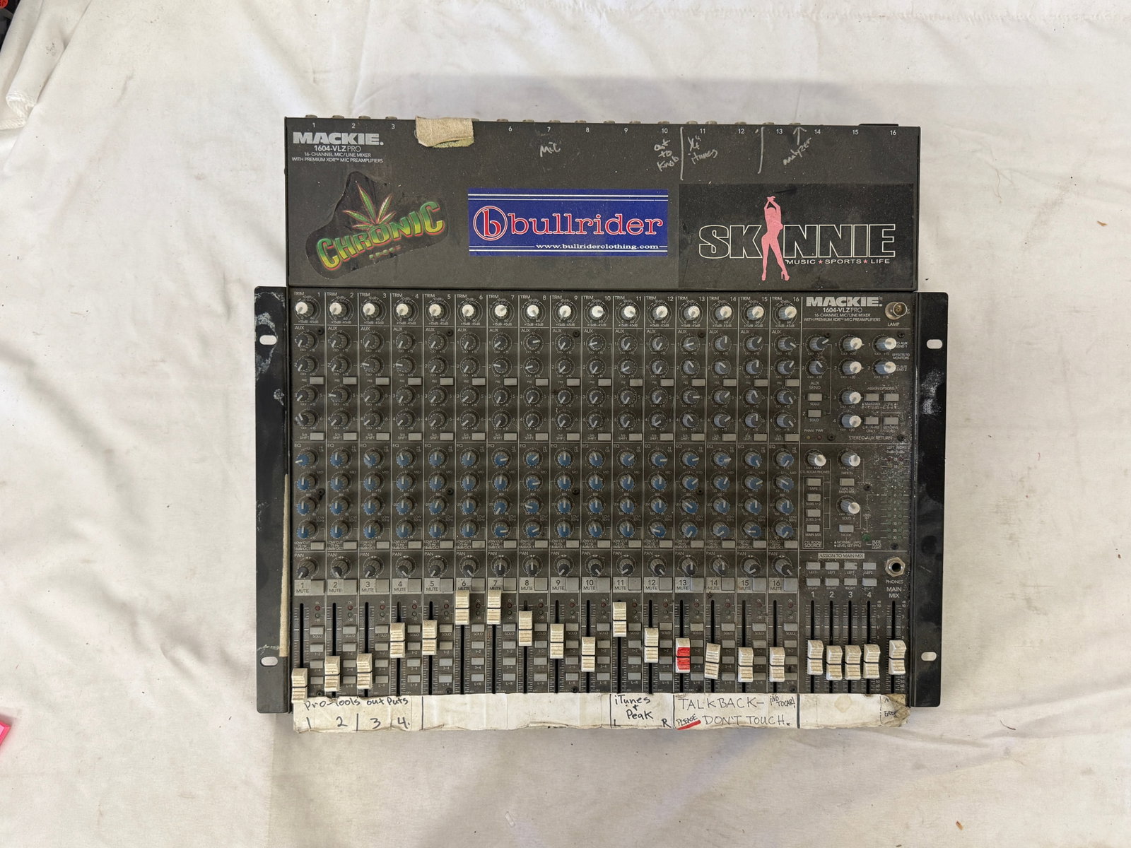 Mackie 1604-VLZ Pro 16-Channel Mic/Line Mixer with Rack Mount Ears (1 of 8)