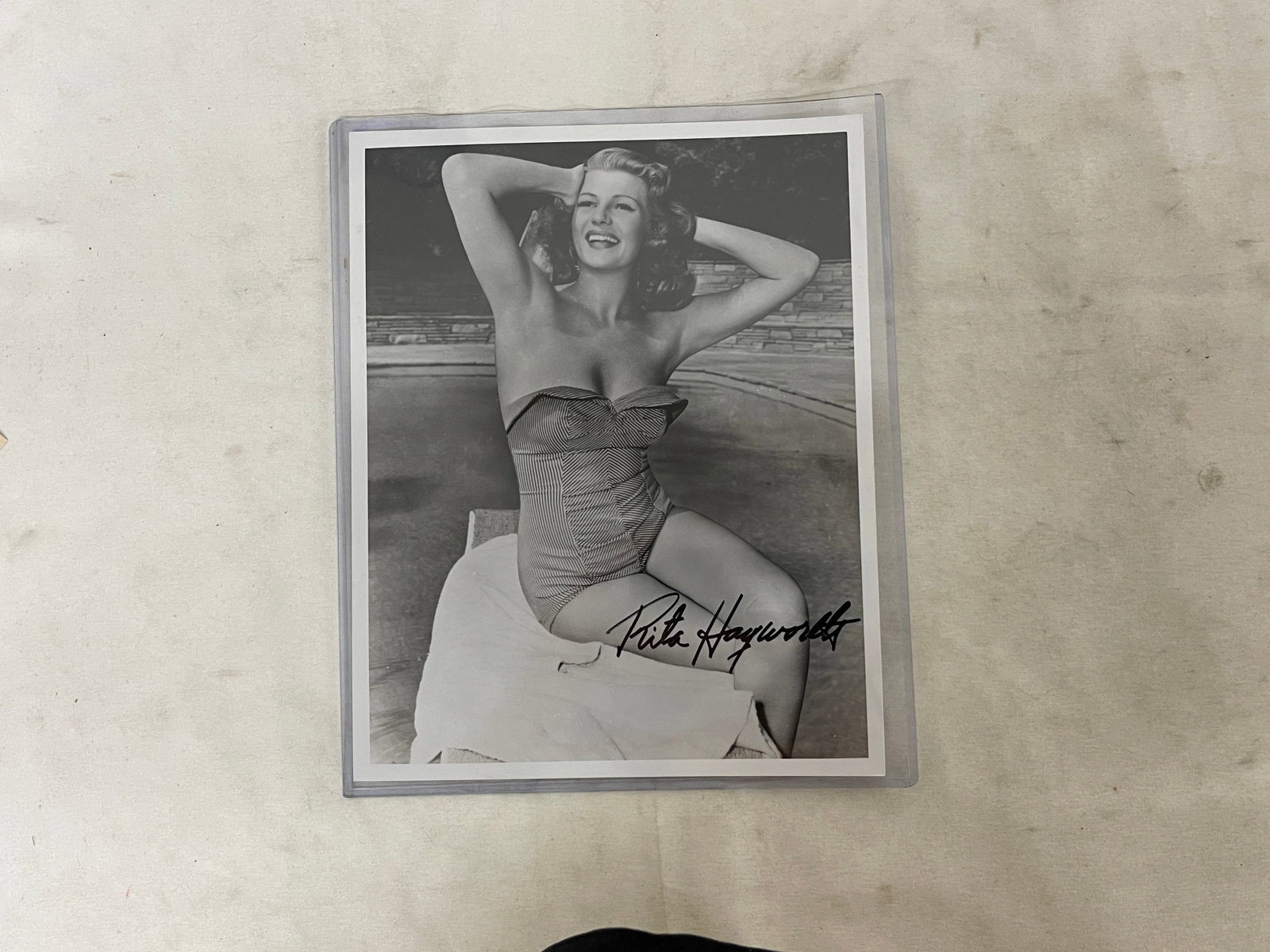 Rita Hayworth Signed Black & White Swimsuit Pin-Up Photo 8x10 Autographed: Rita Hayworth Signed Black & White Swimsuit Pin-Up Photo 8x10 Autographed