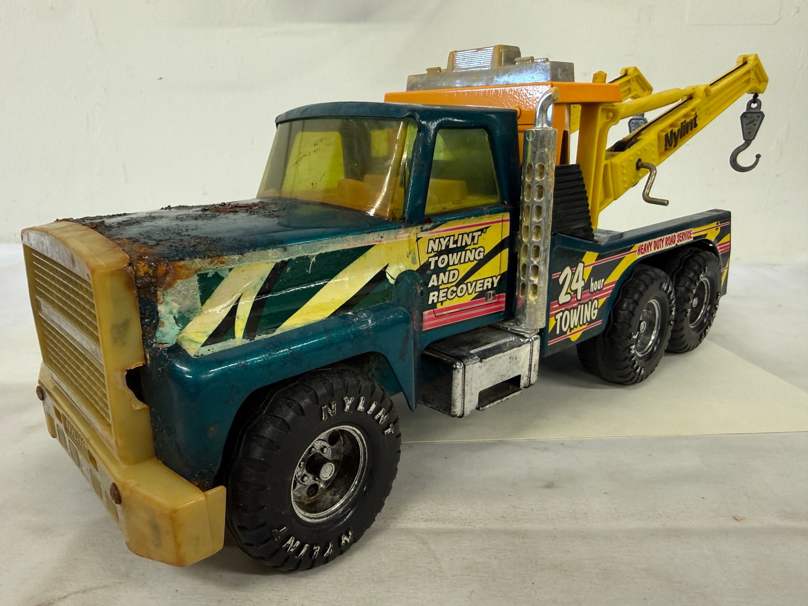 Nylint Towing & Recovery 24 Hour Heavy Duty Road Service Toy Tow Truck (1 of 4)