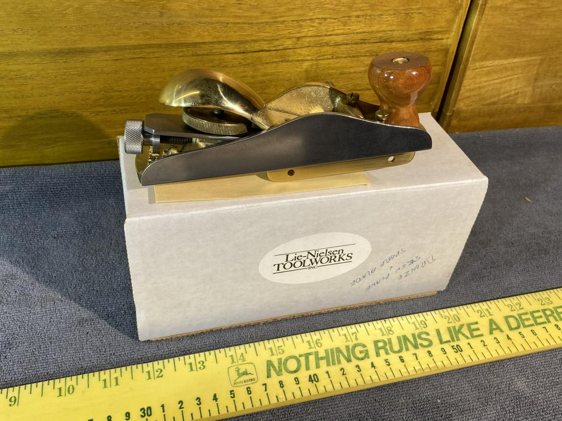 Vintage Lie-Nielsen Woodworking Skew Plane in Box: Looks unused. Comes with an extra blade. Free pickup or we'll drop with our shipper for a $3 fee.