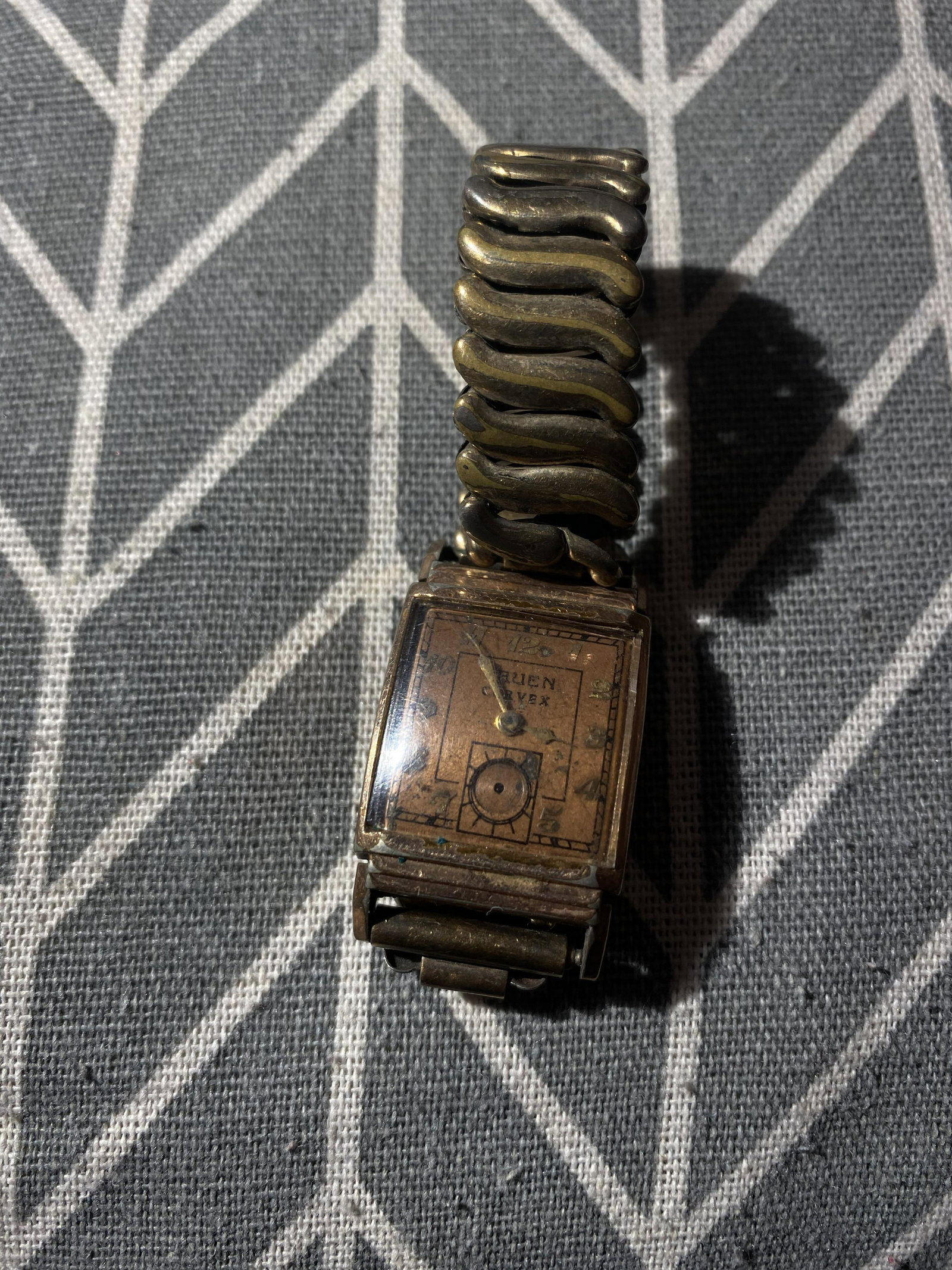 Men's watch: Gruen Curvex: Missing crown, not running. Gold filled. Free pickup or we'll drop at the shipper for a $3 fee.