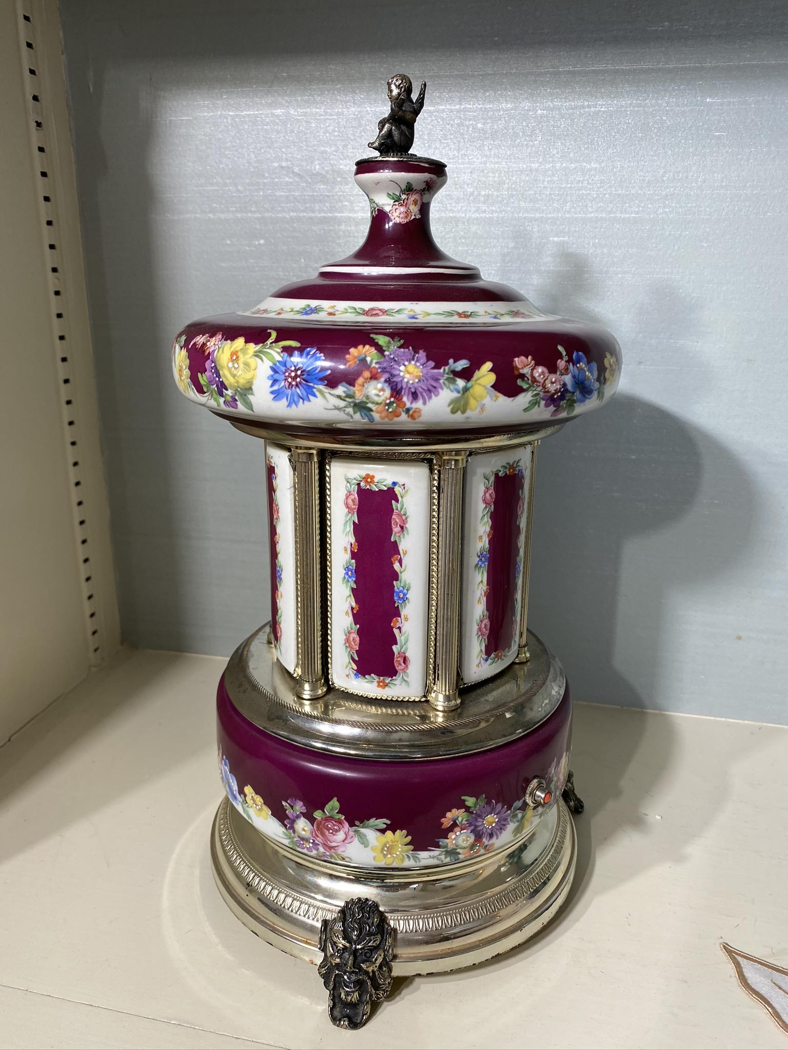 Vintage Wind Up Music Box Lipstick Holder. (1 of 7)