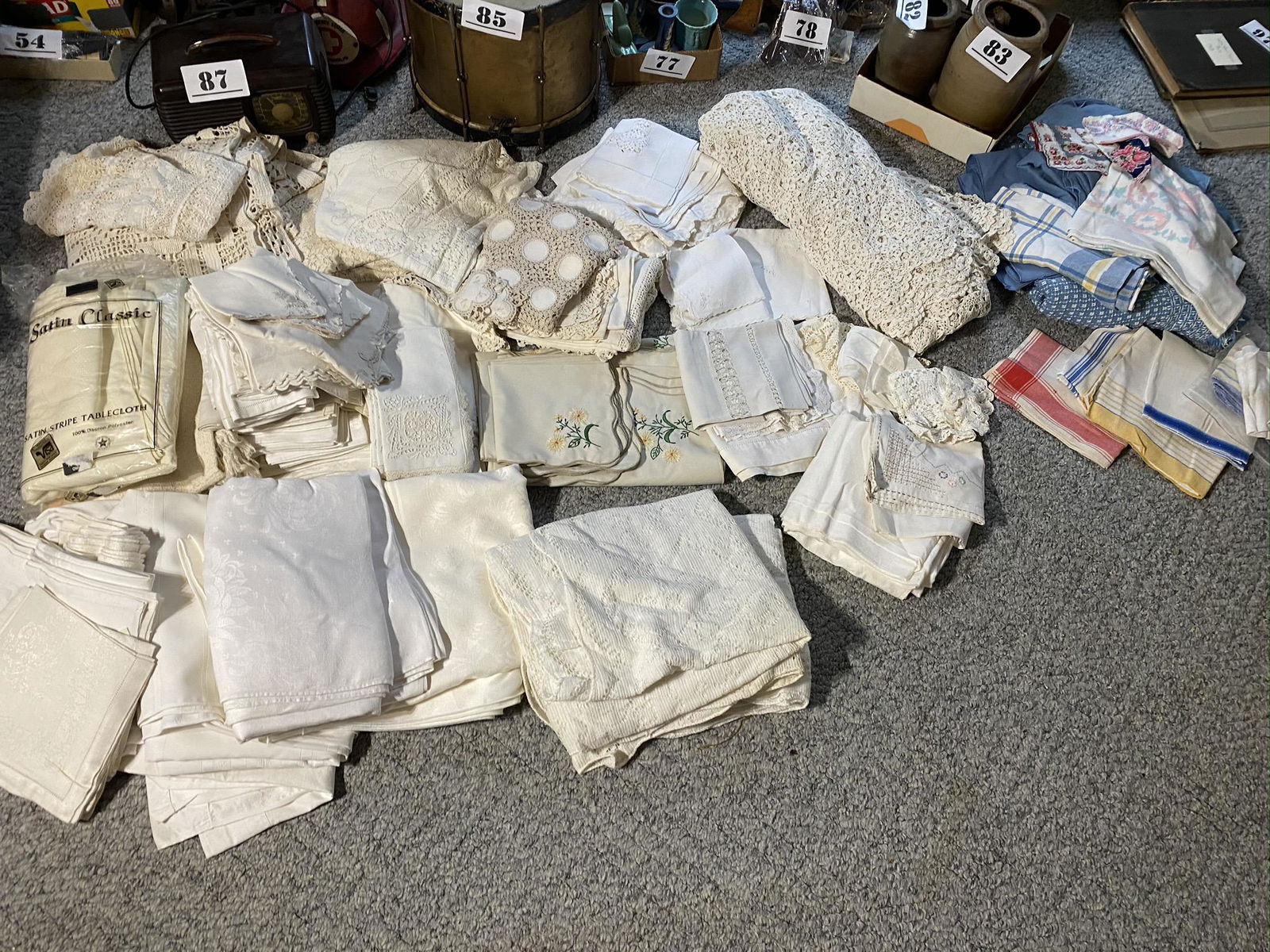 Large lot of assorted linens (1 of 7)