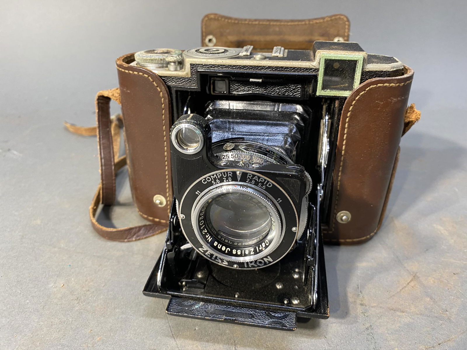 Zeiss Ikon Camera Super Ikonta B 532/16: Zeiss Ikon Camera Super Ikonta B 532/16. 2 1/4 X 3 1/4. 6" wide. Free pickup or we'll drop at our shipper for a $3 drop off fee.