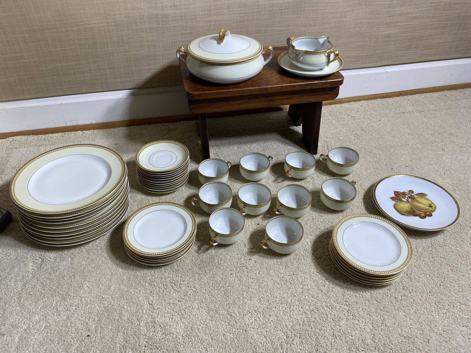 Large Lot of Haviland Limoges China. (1 of 18)