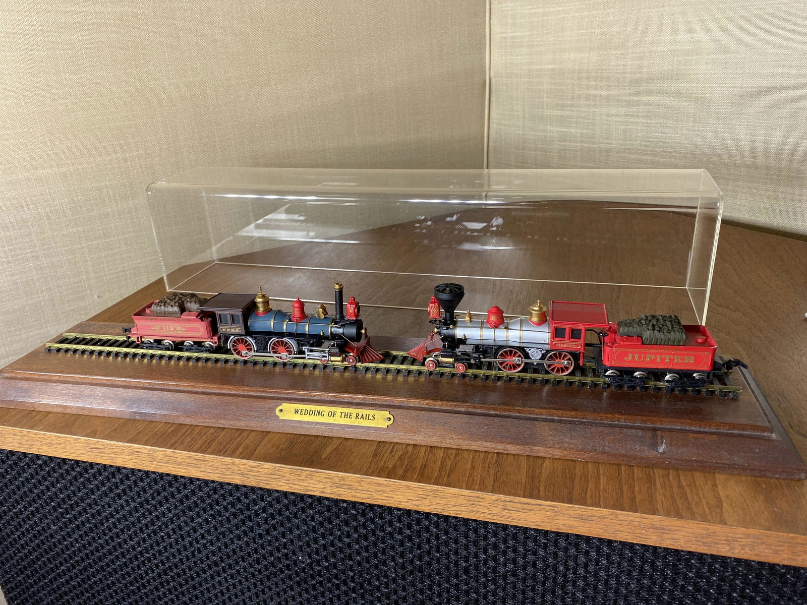 2 HO Scale Model Railroad Trains. (1 of 10)