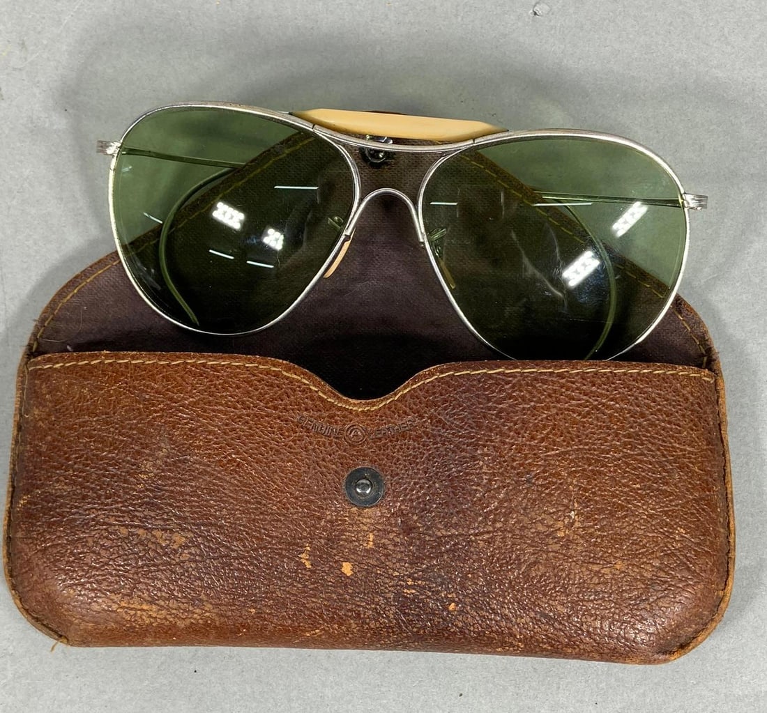 WWII AMERICAN OPTICAl USAAF AVIATOR SUNGLASSES: World War Two United States Army Airforce American Optical sunglasses with the original case. There are no scratches or flaws in the lenses and no damage to any other part of the glass frames. The ori