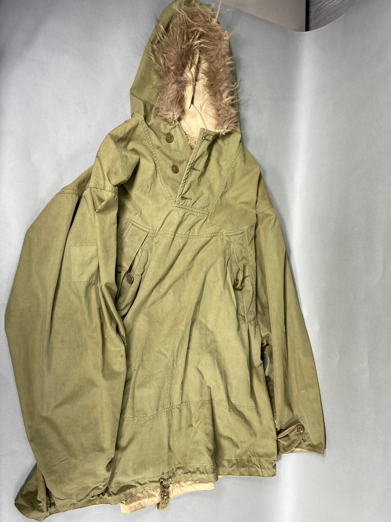 WWII U.S. ARMY 10TH MOUNTAIN PARKA REVERSIBLE WW2: World War Two United States Army 10th mountain Division reversible parka with fur trim. Shoulder to shoulder is 23 inches, armpit to armpit is 26 inches, shoulder seam to cuff is 25" and back of colla