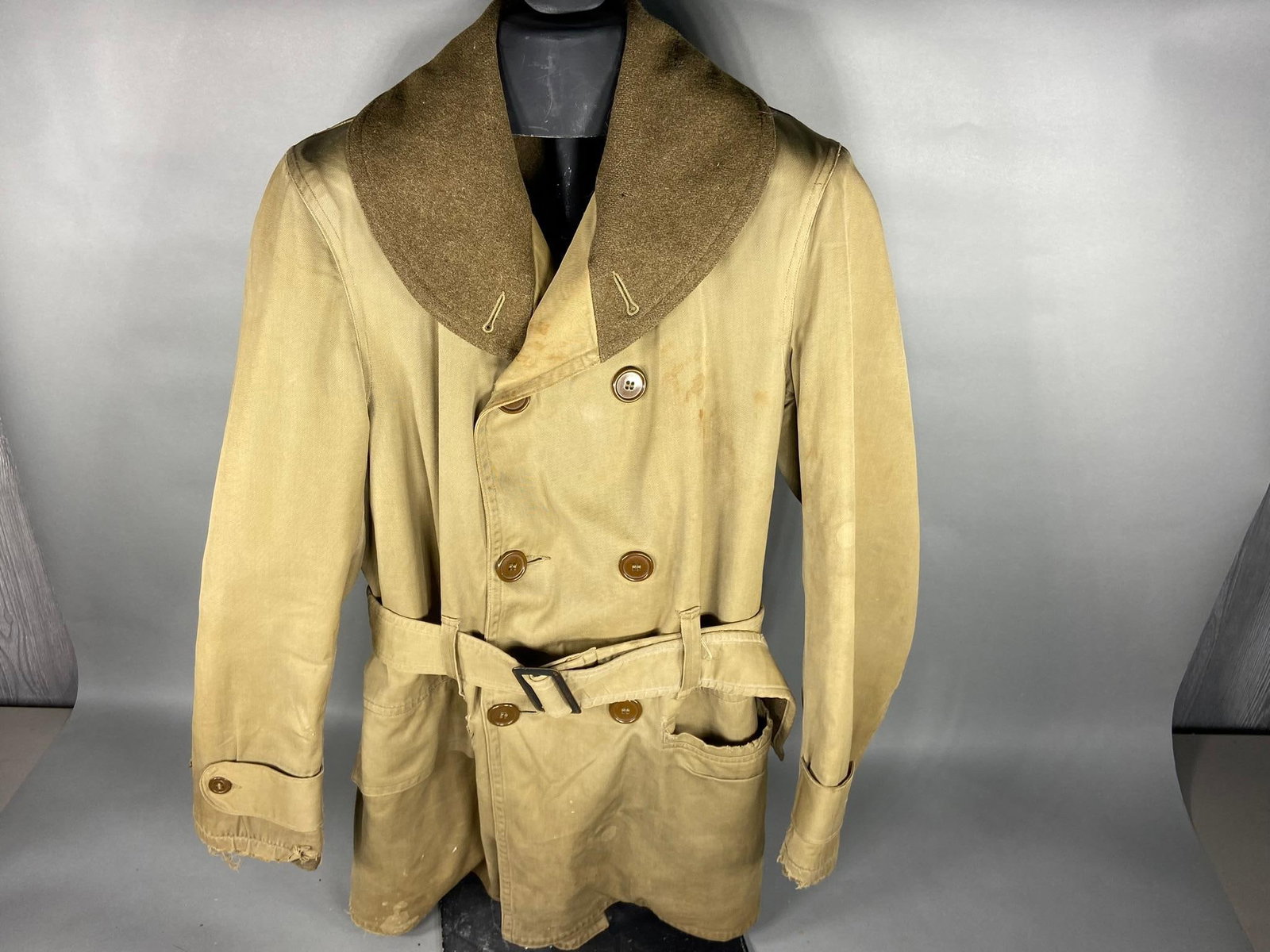 WWII U.S. ARMY M38 MACKINAW COAT - EXTRA LARGE: World War Two M 1938 Mackinaw coat - jeep jacket. Measurements include: pit to pit - 22" (44" chest), 18" shoulder to shoulder, 25" sleeves, and base of collar to bottom 32". Overall very good conditi
