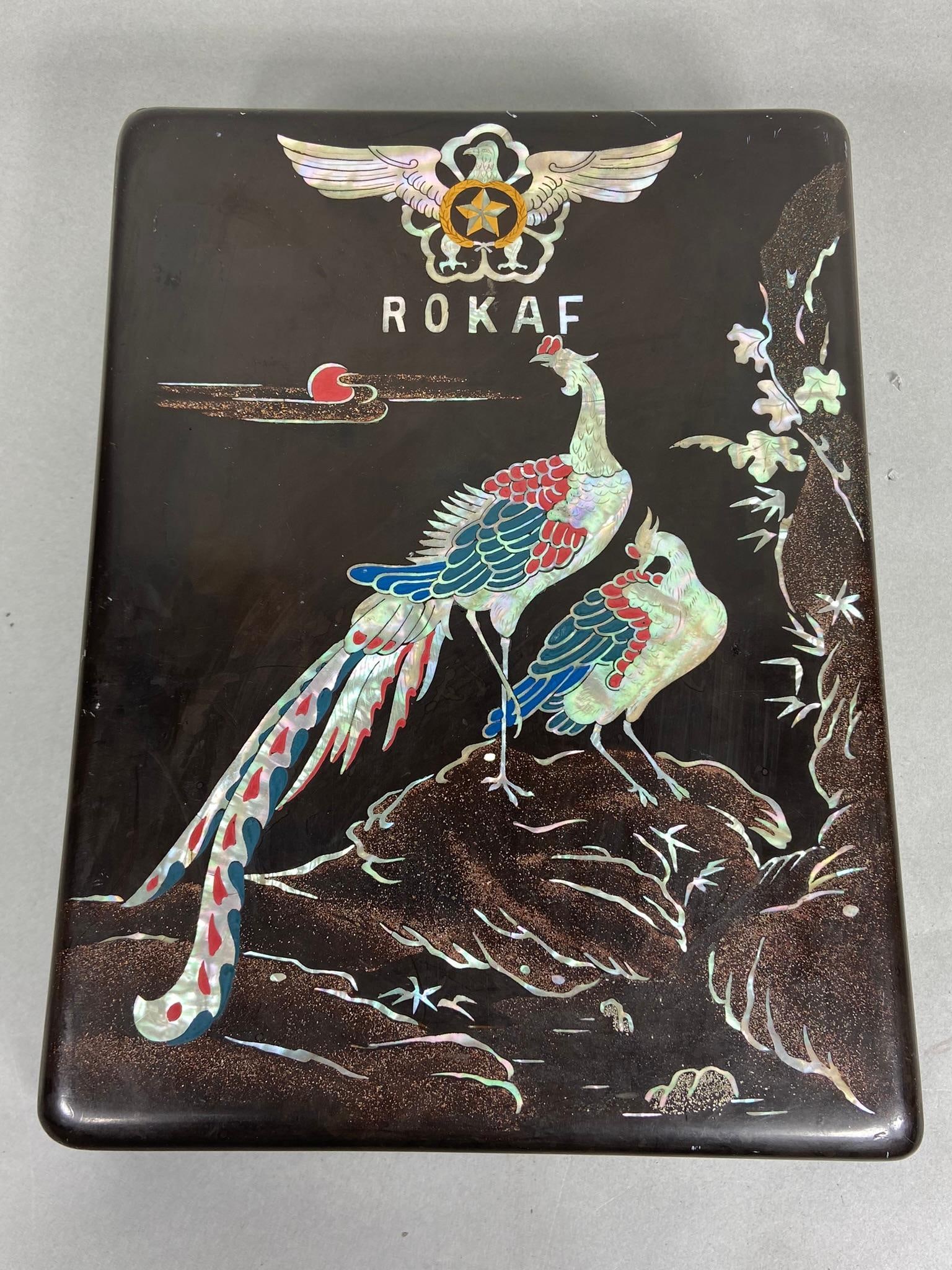 KOREAN WAR SOUTH KOREA AIR FORCE IDED INLAID BOX: World War Two United States lot including Kaltenborn's 1942 War Atlas, The Victory Map Set Published by the Pure Oil Co. and the Global Atlas of the World at War which includes a section on U.S. insig