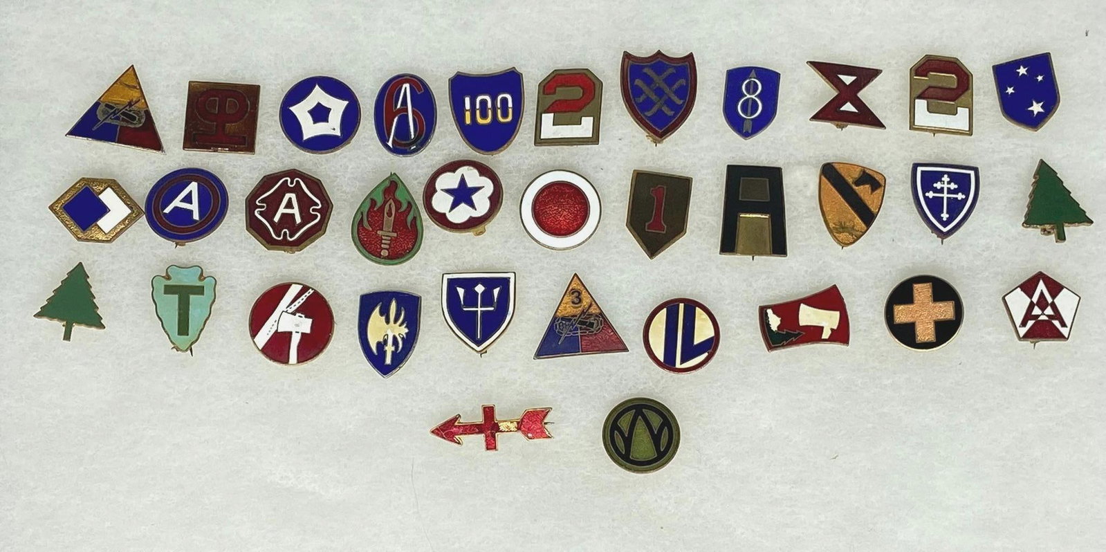 INSIGNIA LOT - PIN BACK DI - DUI INSIGNIA: Group of 33 pinback Di - Dui pins representing U.S. infantry and armored divisions and army level organizations. Three of these insignia are missing the pins. In-house shipping is available. Pickup is