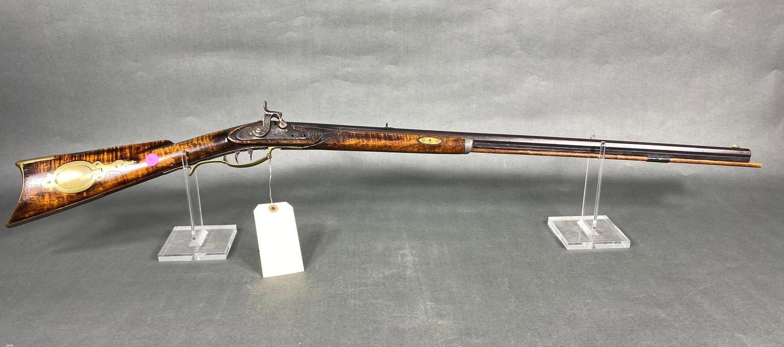 Antique Half Stock Kentucky Style Rifle 40 Cal Percussion Figured Wood.: Antique Half Stock Kentucky Style Rifle 40 Cal Percussion Figured Wood. BRAND: n/a MODEL: Kentucky Style Rifle SERIAL: None CALIBER/GAUGE: 40 cal CONDITION: Crack in stock, otherwise good. Mechanism f