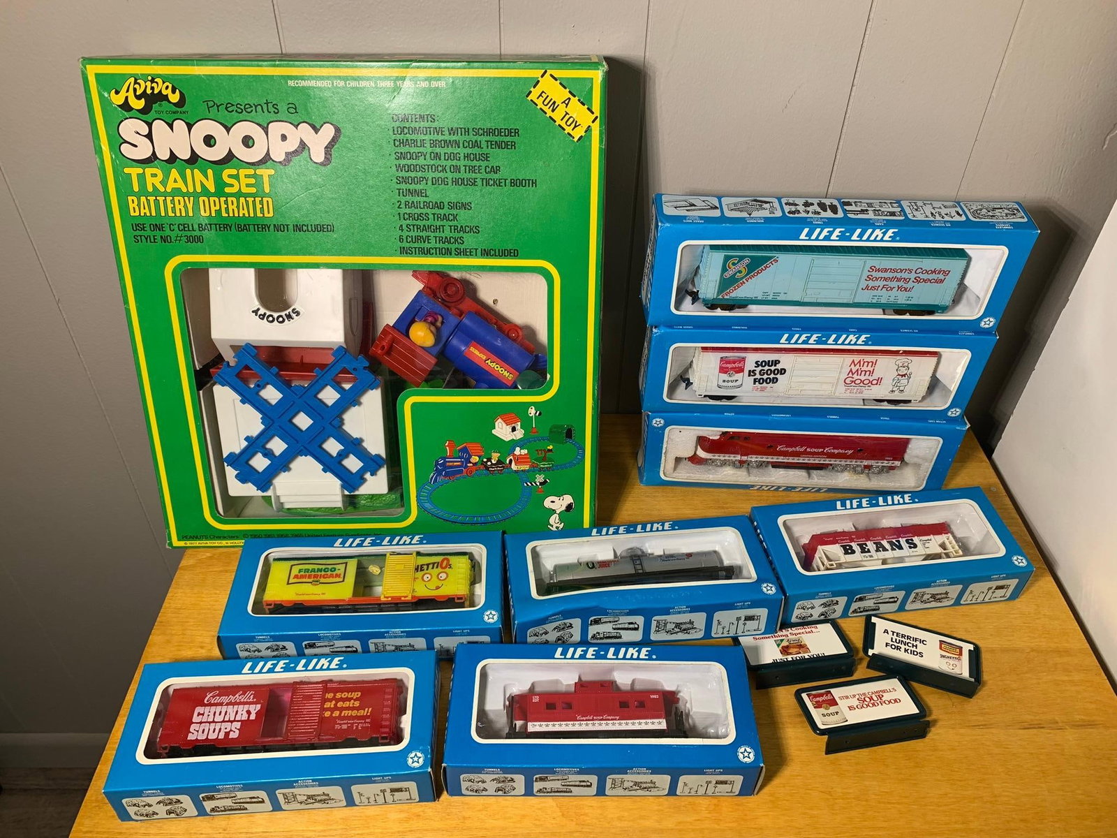 Snoopy Train Set + Model Railroad: Snoopy Train Set + Model Railroad. LiveAuctioneers gives us up to 20 photos, to see many more photos of most lots find this sale on Proxibid, where we can post up to 100 images. Aviva Toy Company Snoo
